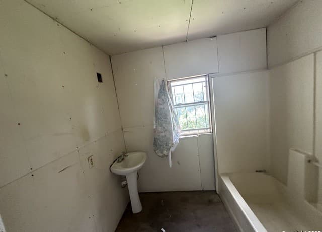 2-bedroom rental at 705 Paso Hondo in San Antonio, TX — photo 5