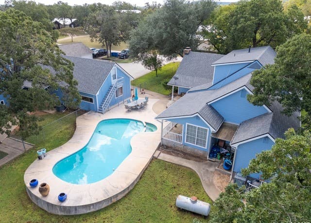 4-bedroom rental at 59 Segner in Fredericksburg, TX — photo 2