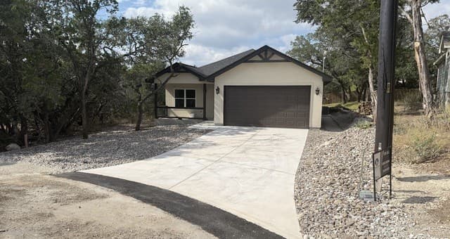 3-bedroom rental at 124 Lookout Ct in Spring Branch, TX — photo 1