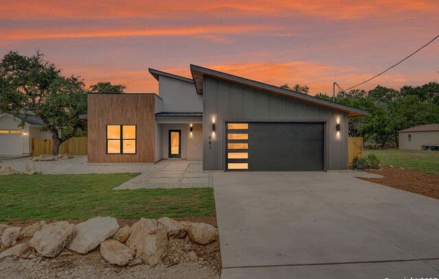 3-bedroom rental at 661 Jonquil in Spring Branch, TX — photo 2
