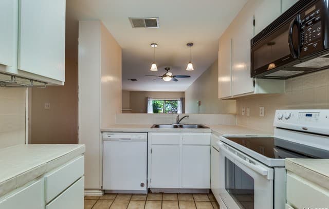 2-bedroom rental at 11815 Vance Jackson Unit 1605 in San Antonio, TX — photo 5