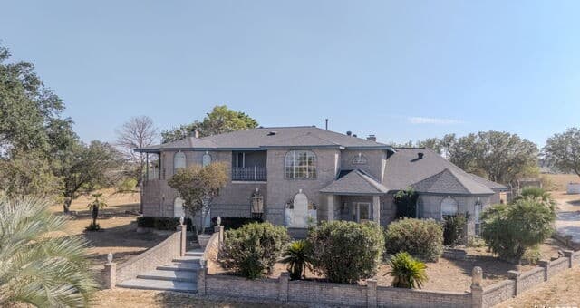 5-bedroom rental at 5280 Smith Rd in Von Ormy, TX — photo 2