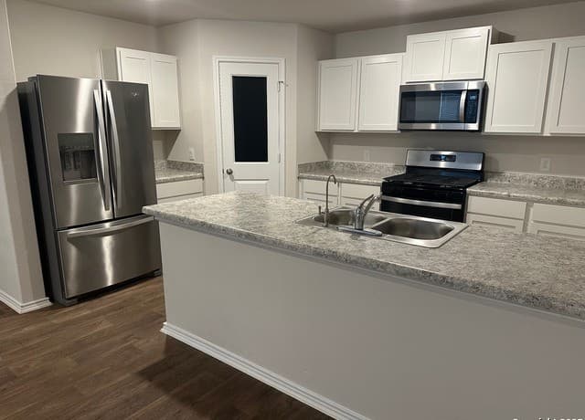 4-bedroom rental at 13818 Guffey in San Antonio, TX — photo 5