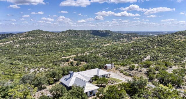 3-bedroom rental at 305 Spanish Pass in Boerne, TX — photo 2
