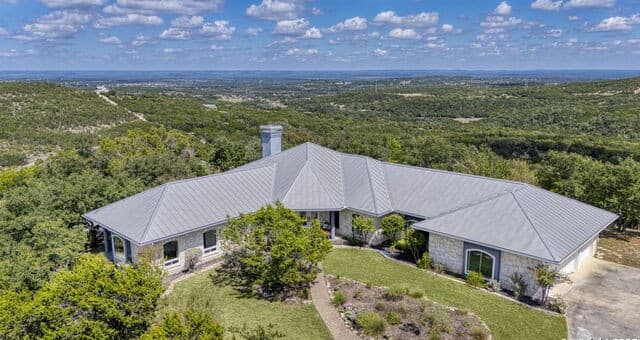 3-bedroom rental at 305 Spanish Pass in Boerne, TX — photo 4