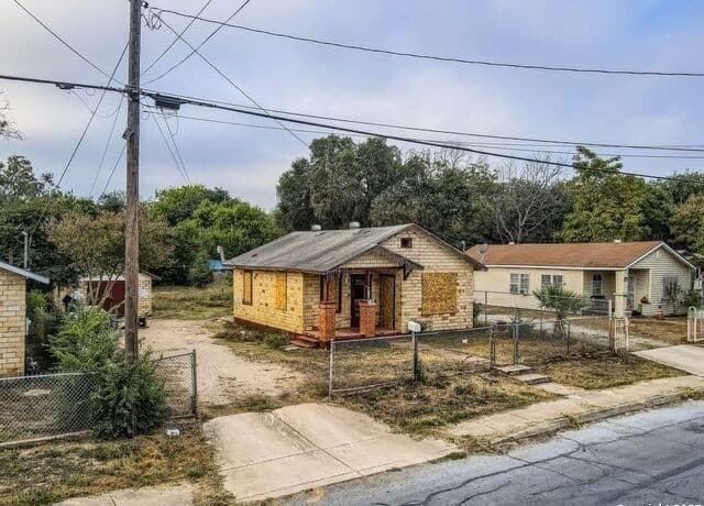 2-bedroom rental at 416 Hazel in San Antonio, TX — photo 1