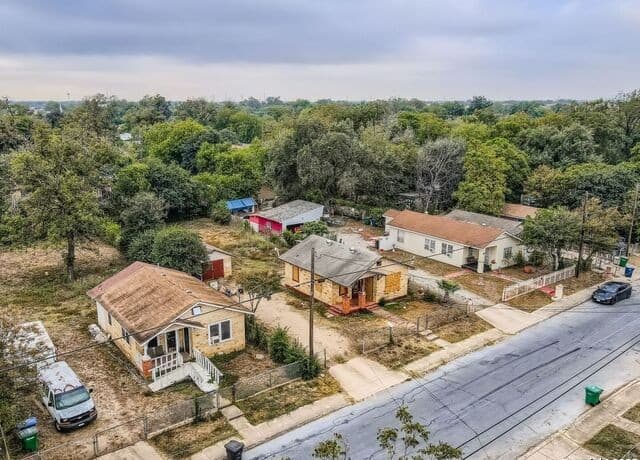 2-bedroom rental at 416 Hazel in San Antonio, TX — photo 2