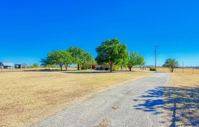 4-bedroom rental at 15260 Miller Rd in St Hedwig, TX — photo 2