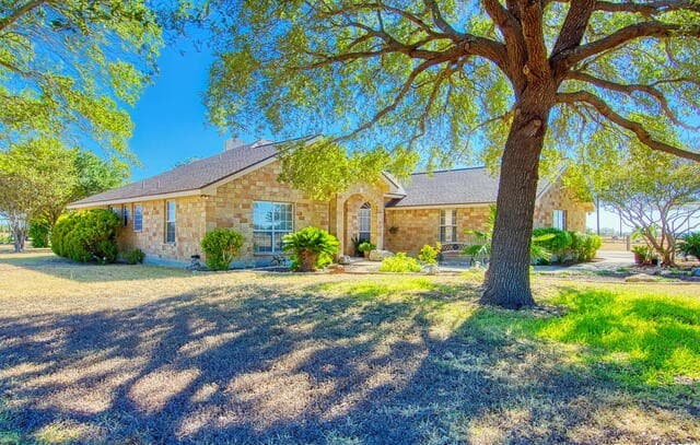 4-bedroom rental at 15260 Miller Rd in St Hedwig, TX — photo 5