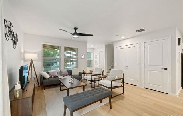 3-bedroom rental at 1104 S Gevers St in San Antonio, TX — photo 2