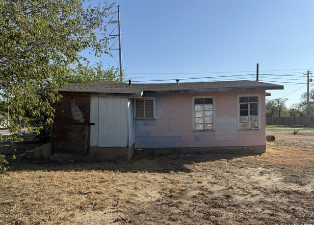 2-bedroom rental at 2016 Brown in Jourdanton, TX — photo 4