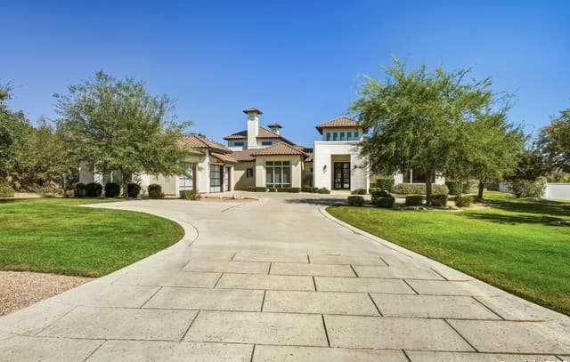 5-bedroom rental at 106 Wellesley in Shavano Park, TX — photo 2