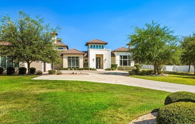 5-bedroom rental at 106 Wellesley in Shavano Park, TX — photo 3