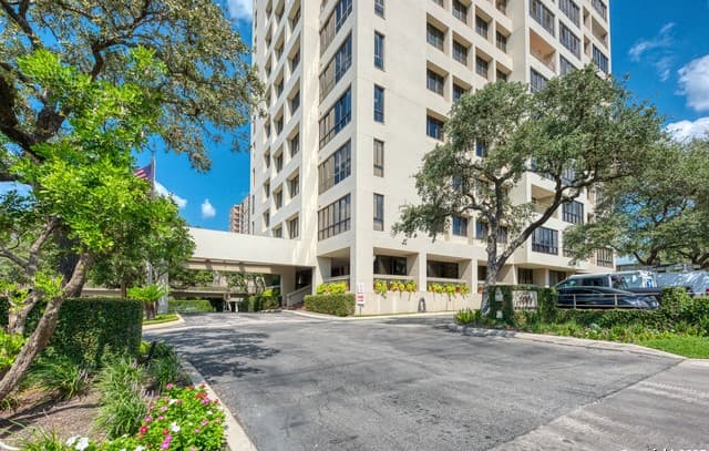 1-bedroom rental at 4001 N New Braunfels Unit 306 in San Antonio, TX — photo 2