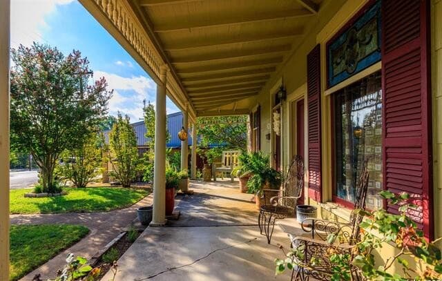 3-bedroom rental at 303 W Austin in Fredericksburg, TX — photo 4