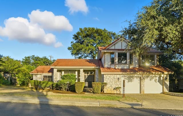 4-bedroom rental at 16102 Santa Cathrena in San Antonio, TX — photo 2