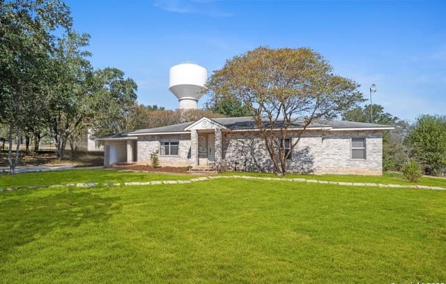 3-bedroom rental at 245 Bluffcreek in La Vernia, TX — photo 1