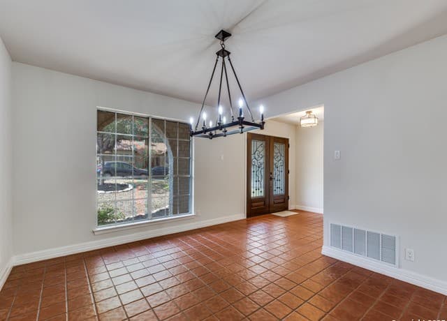 4-bedroom rental at 14811 Willow Moss St in San Antonio, TX — photo 4