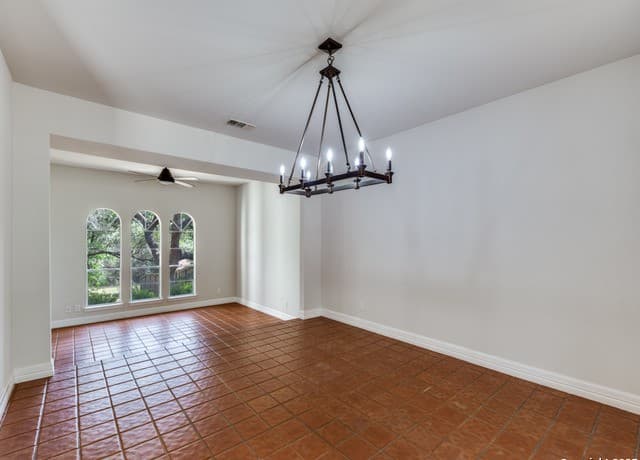 4-bedroom rental at 14811 Willow Moss St in San Antonio, TX — photo 5
