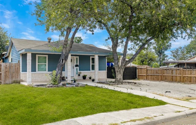 4-bedroom rental at 3212 Perez in San Antonio, TX — photo 2