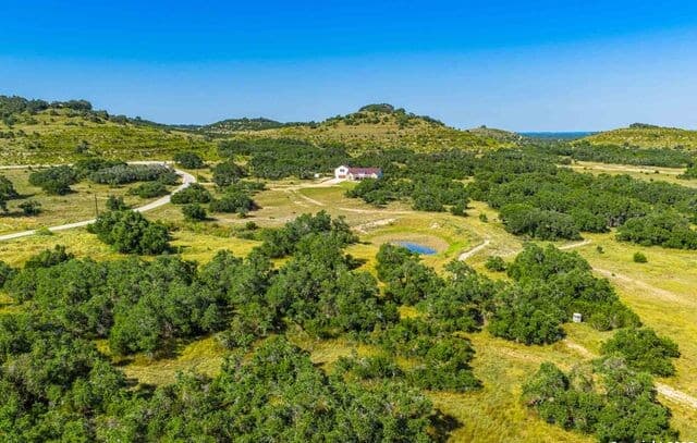 4-bedroom rental at 147 Gray Wolf in Blanco, TX — photo 2
