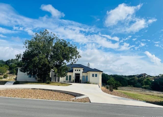 4-bedroom rental at 202 Mystic Shores Blvd in Spring Branch, TX — photo 2