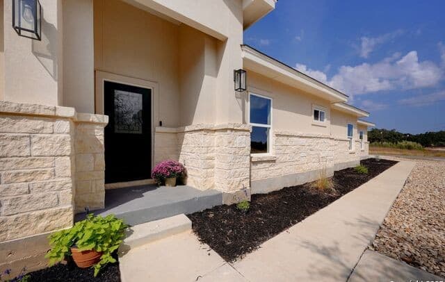 4-bedroom rental at 100 S Micah Andrews in Blanco, TX — photo 4