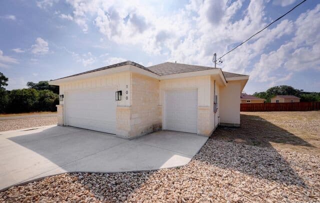 4-bedroom rental at 100 S Micah Andrews in Blanco, TX — photo 5