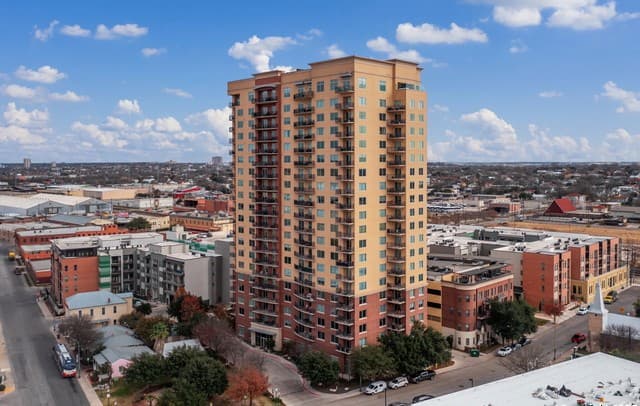 1-bedroom rental at 215 N Center St. Unit 1005 in San Antonio, TX — photo 1