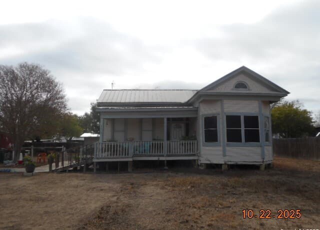 3-bedroom rental at 1212 Magnolia in Jourdanton, TX — photo 1