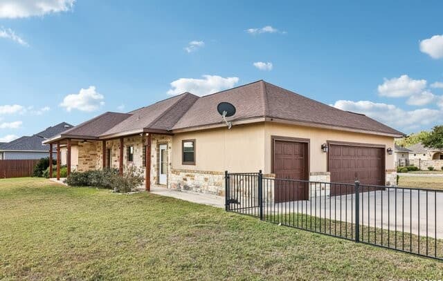 3-bedroom rental at 100 Fairway in Floresville, TX — photo 3