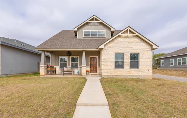 3-bedroom rental at 752 Crestview in Floresville, TX — photo 1