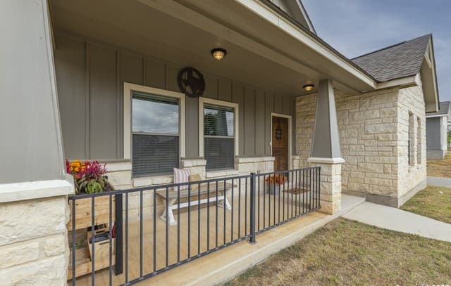 3-bedroom rental at 752 Crestview in Floresville, TX — photo 2