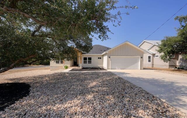 4-bedroom rental at 101 N John Bird in Blanco, TX — photo 2