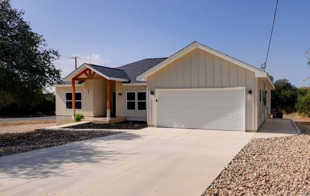 4-bedroom rental at 101 N John Bird in Blanco, TX — photo 3