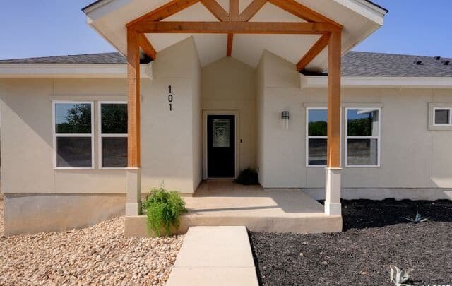 4-bedroom rental at 101 N John Bird in Blanco, TX — photo 4