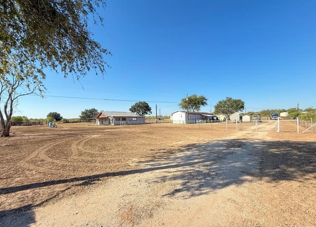 rental at 179 Pr 6624 in Devine, TX — photo 2