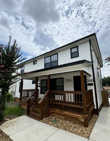 2-bedroom rental at 704 Fair Ave Unit 200 in San Antonio, TX — photo 2