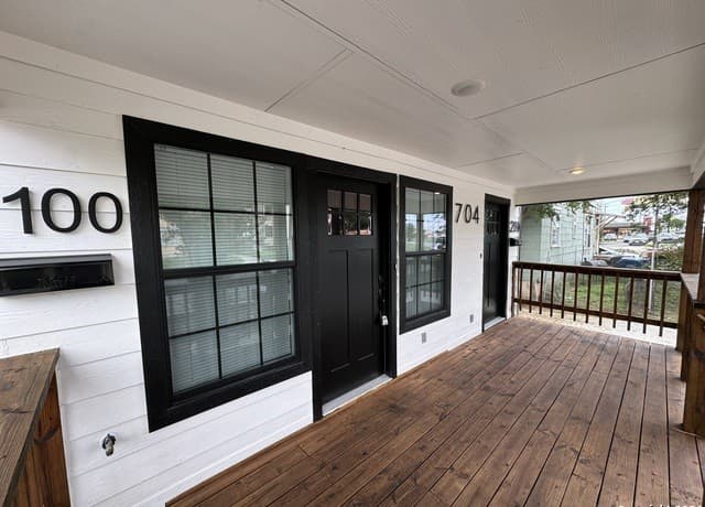 2-bedroom rental at 704 Fair Ave Unit 200 in San Antonio, TX — photo 4