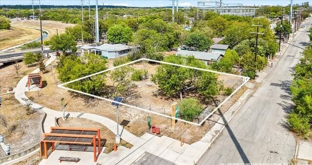 rental at 331 N San Ignacio in San Antonio, TX — photo 1