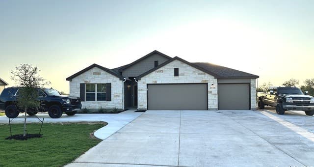4-bedroom rental at 20929 Pleasanton rd in San Antonio, TX — photo 2