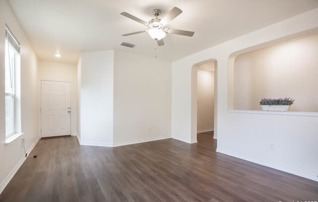 3-bedroom rental at 15423 Daystar Pass in San Antonio, TX — photo 4