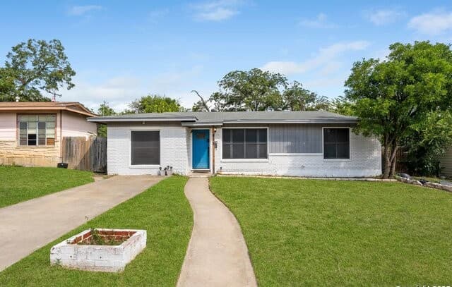 3-bedroom rental at 435 Savannah in San Antonio, TX — photo 1