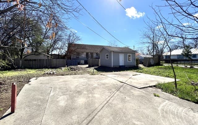 1-bedroom rental at 200 Belmont in San Antonio, TX — photo 1