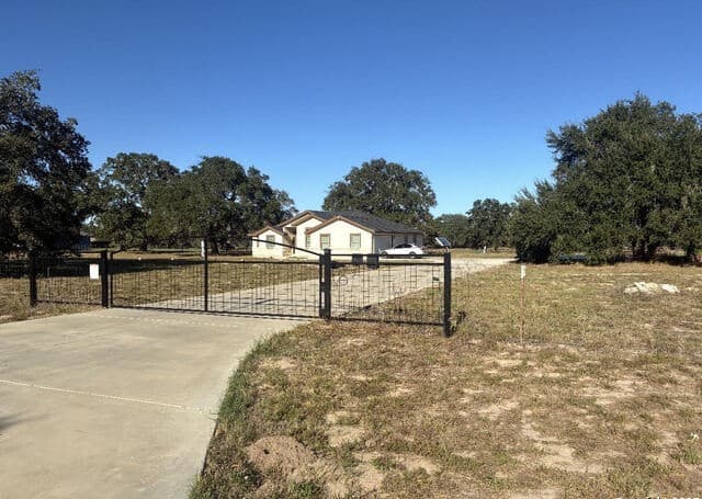3-bedroom rental at 3992 Fm 1784 in Pleasanton, TX — photo 1