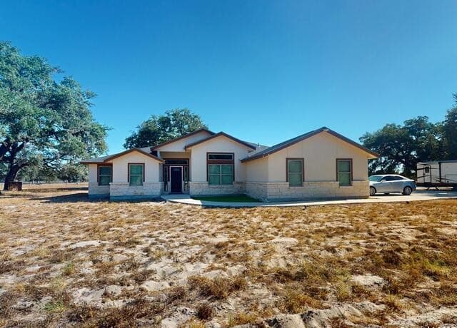 3-bedroom rental at 3992 Fm 1784 in Pleasanton, TX — photo 2
