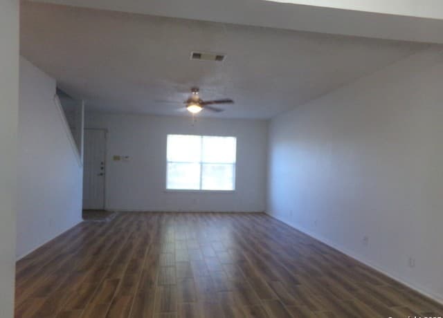 3-bedroom rental at 2422 Buffalo Pass in San Antonio, TX — photo 4