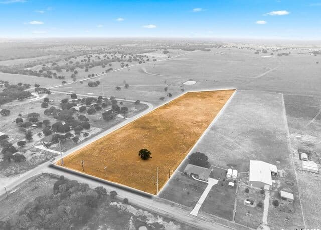 rental at 101 County Road 319 in La Vernia, TX — photo 1