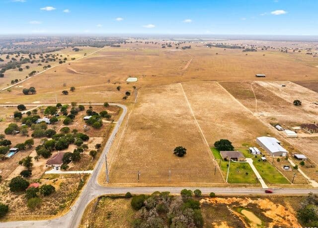 rental at 101 County Road 319 in La Vernia, TX — photo 3