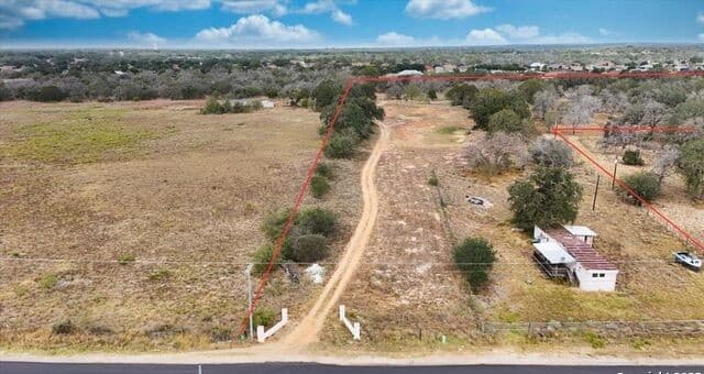 rental at 759 County Road 320 in Floresville, TX — photo 2